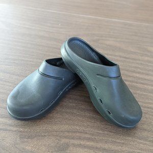 Oofos Clog Woman's size 8/ Men's size 6